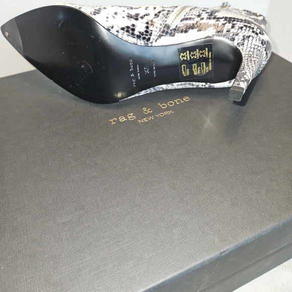 Rag Bone New York‎ Snake Print Pointed Toe Ankle Boots Cream Cap Heel Zip - Picture 3 of 4